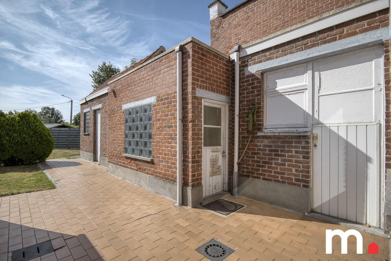 Kloeke half open bebouwing in Desselgem met tuin, terras en garage . 