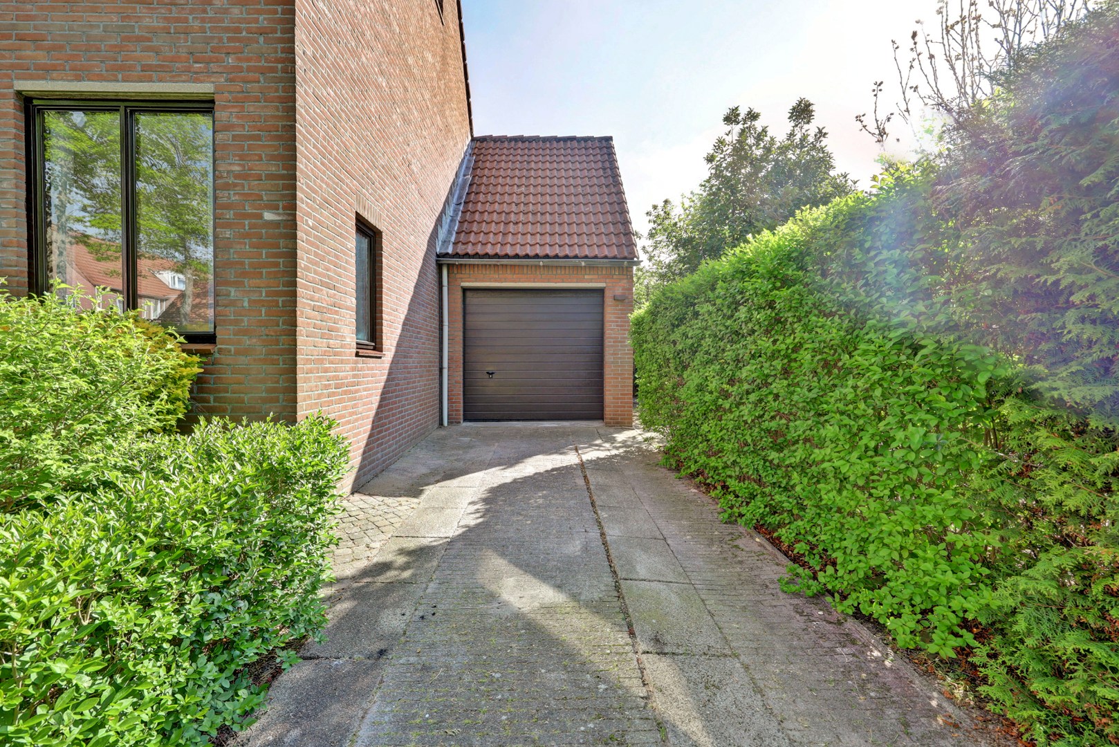 Ruime 5-kamer hoekwoning met aangebouwde garage op een kavel van maar liefst 297 m2 eigen grond! 