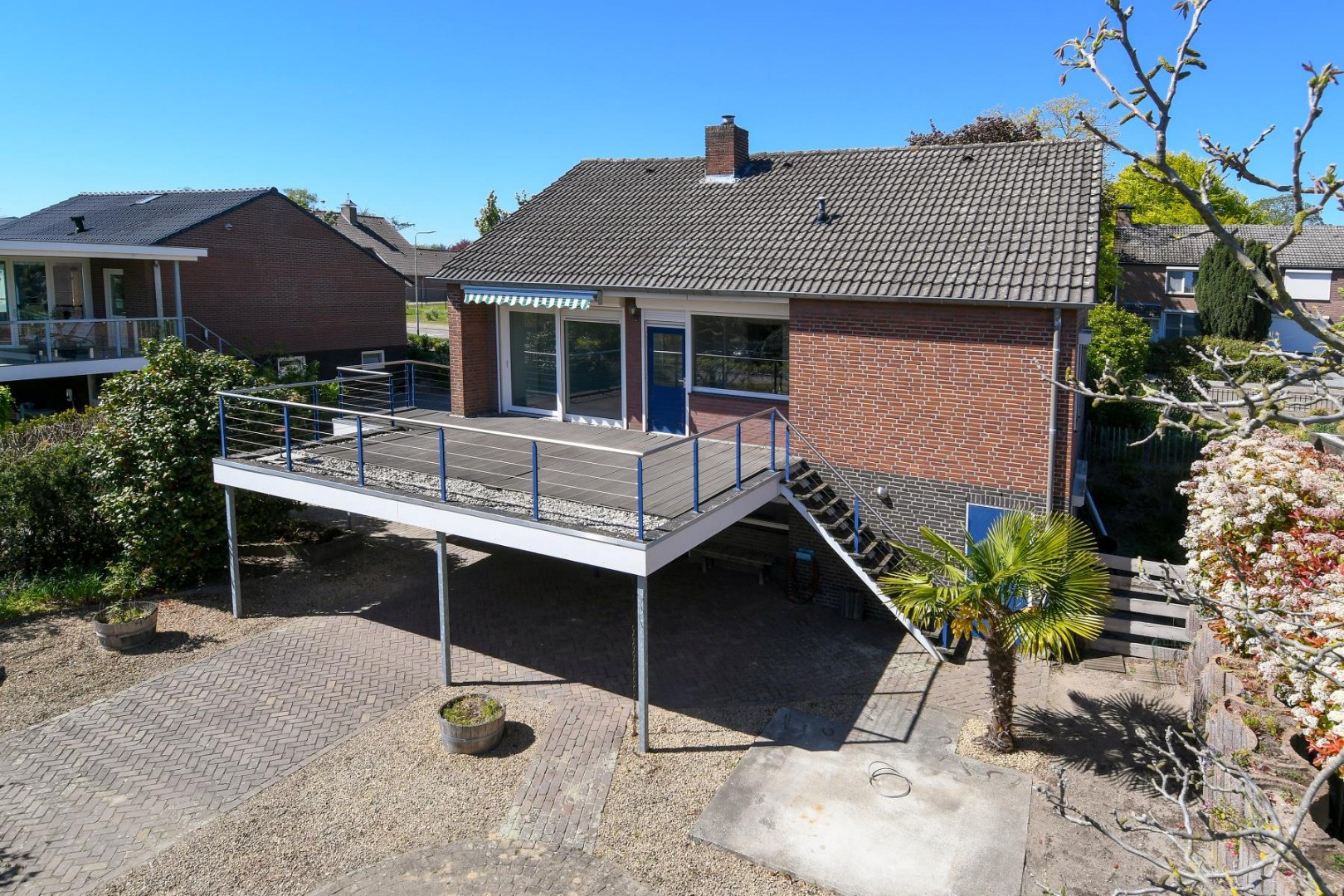 Verrassend ruime levensloopbestendige woning met vier slaapkamers, terras en souterrain met ruime hobbyruimte en inpandige garage. 