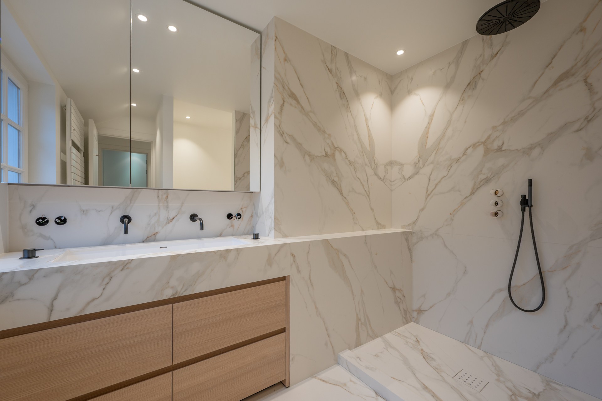 Villa exclusive entièrement meublée avec 5 chambres, piscine et double garage - emplacement prestigieux et calme près du Zoute. 