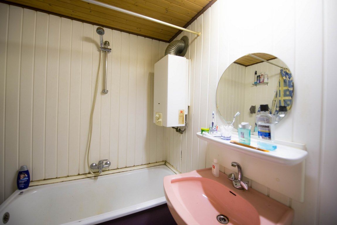 Zeer goed gelegen woning deels te moderniseren. 