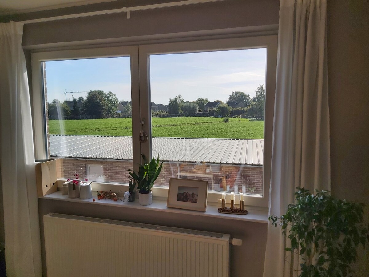 Ruim 2 slaapkamer appartement mét garage 