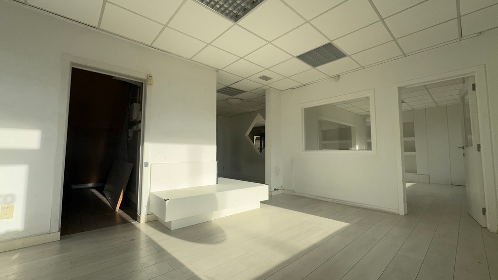 Commercieel gelegen handelspand te koop in Deinze (Astene)