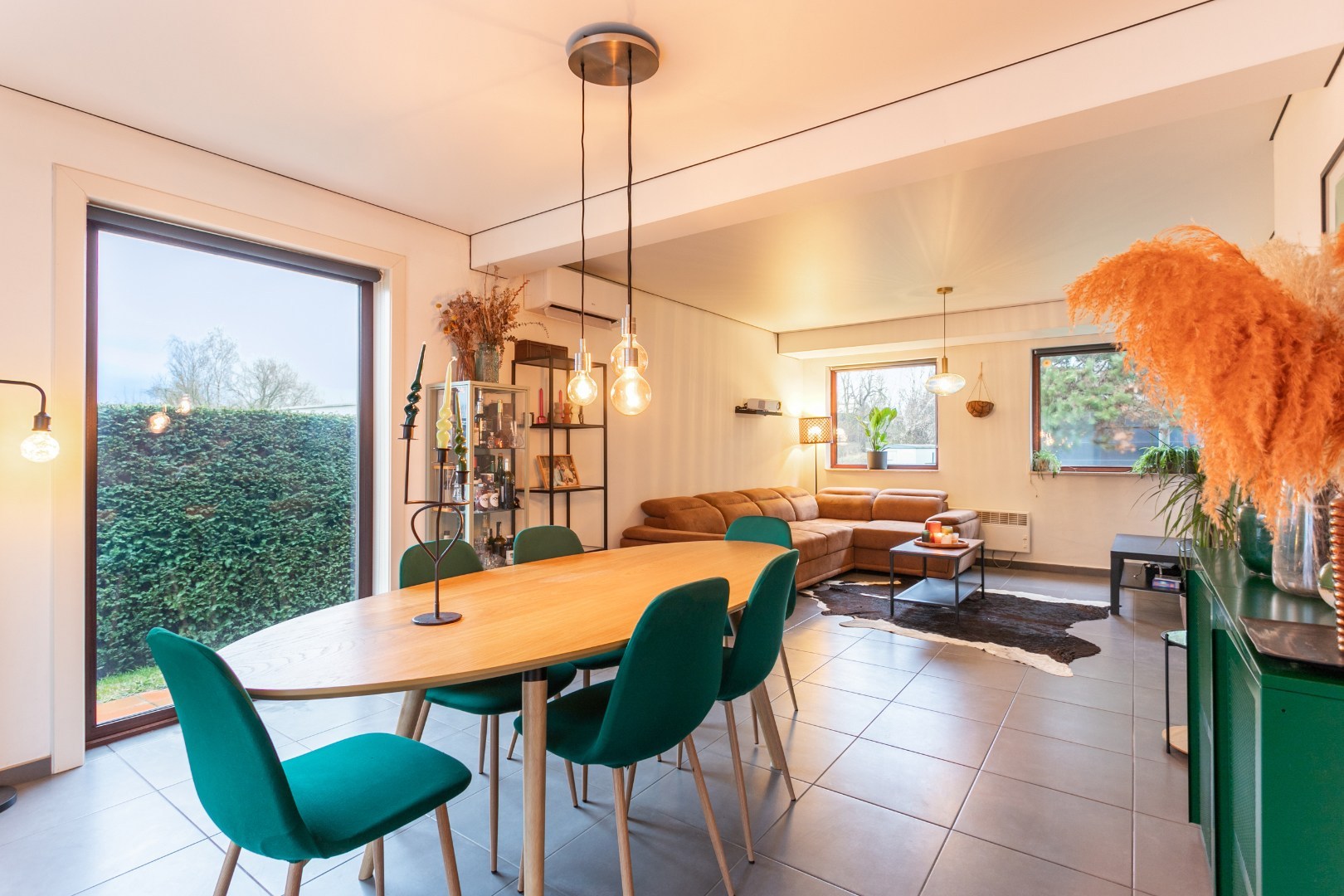 Op te frissen bungalow met 2 slaapkamers, garage en tuin op topligging in Halle 