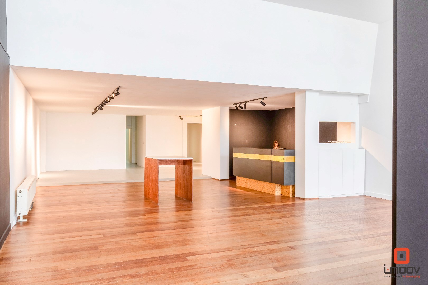 Uitzonderlijk ruim en lichtrijk handelspand met showroom op toplocatie in Gent 