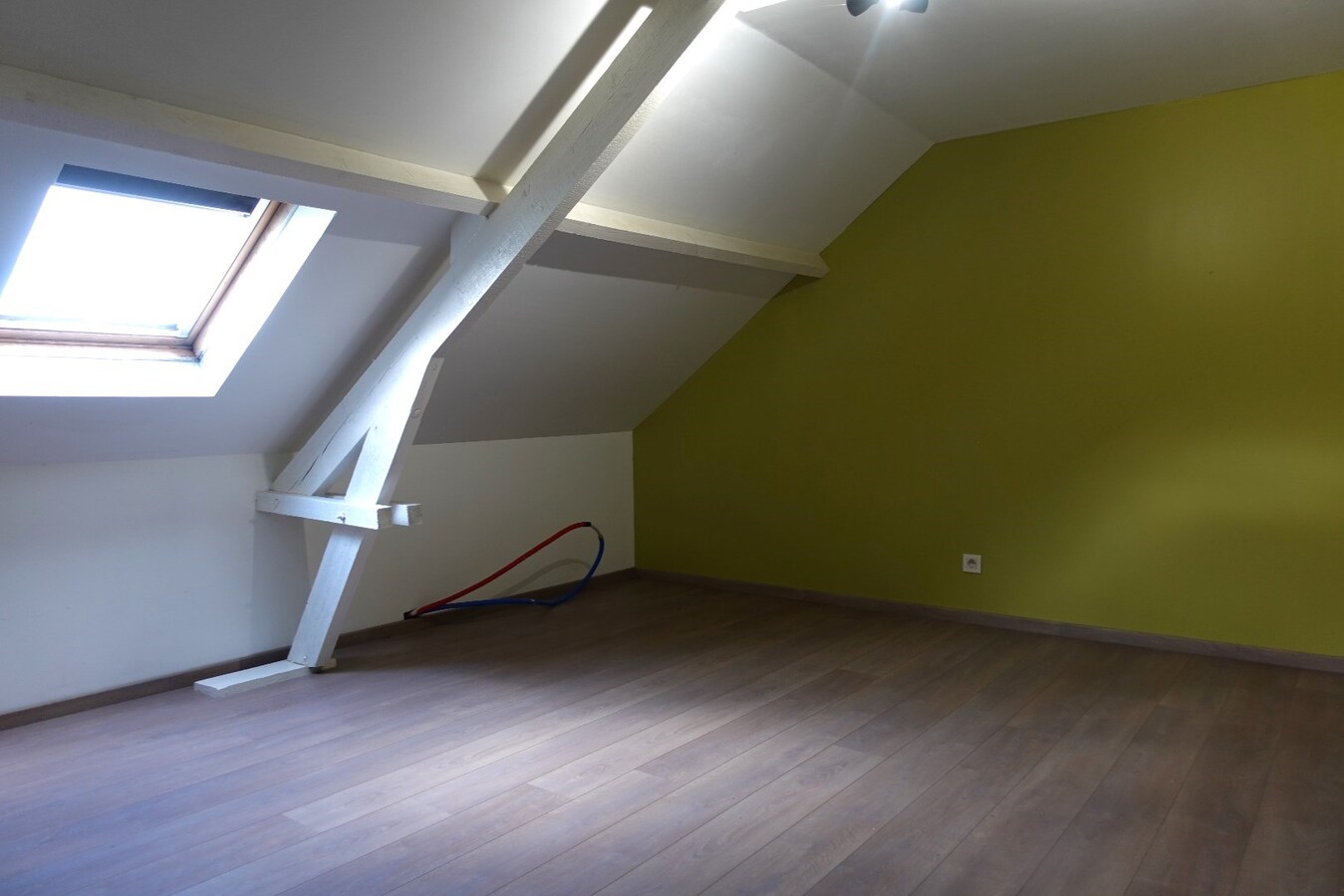 Gerenoveerde, instapklare rijwoning met 4 slaapkamers en uitweg 