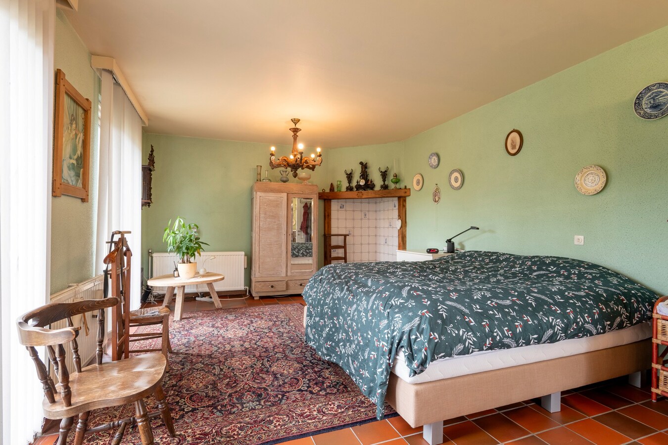 Ruime vrijstaande woning gelegen op een groot perceel nabij de Nederlandse grens. 