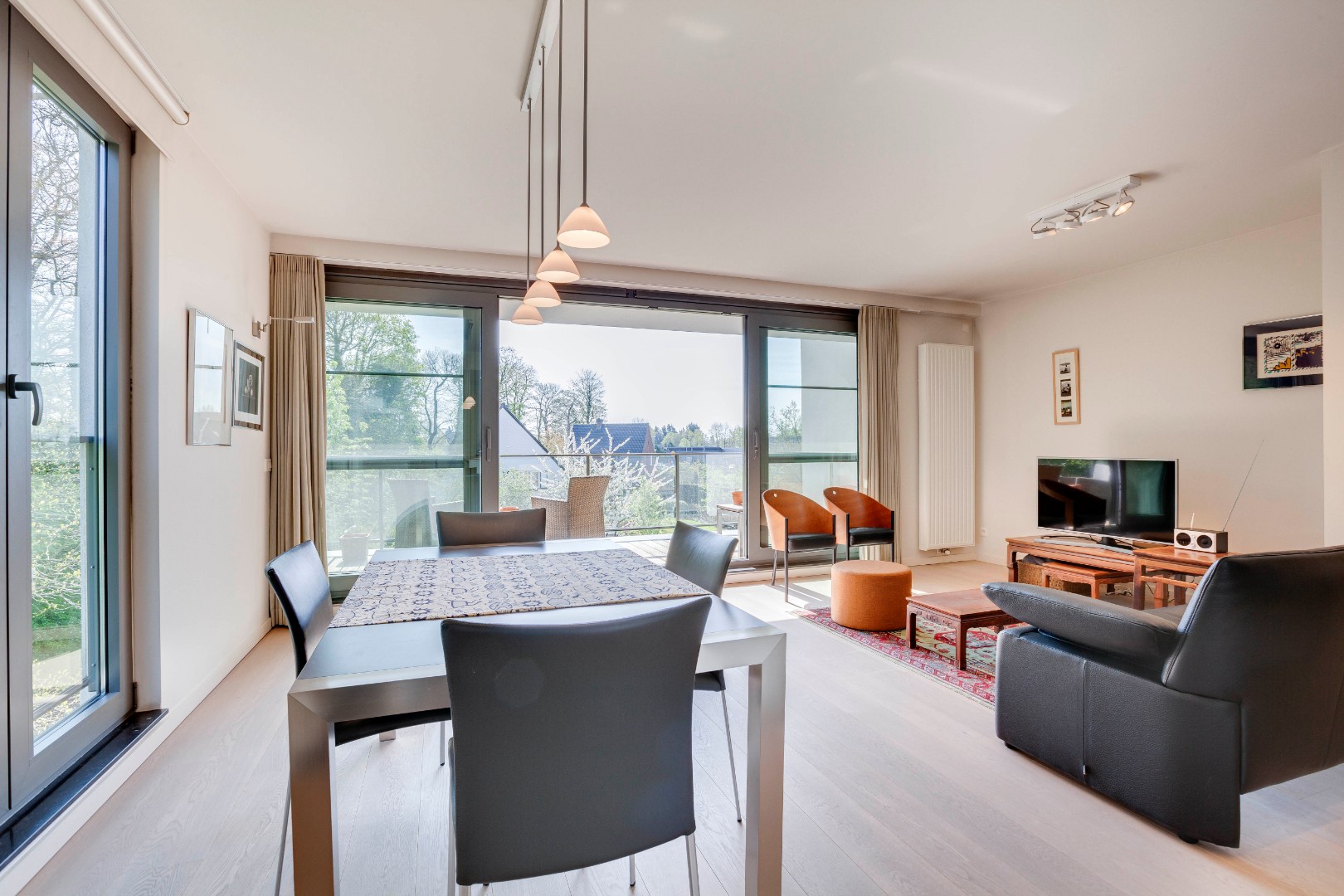 Instapklaar modern appartement  met terras en ondergrondse staanplaats 