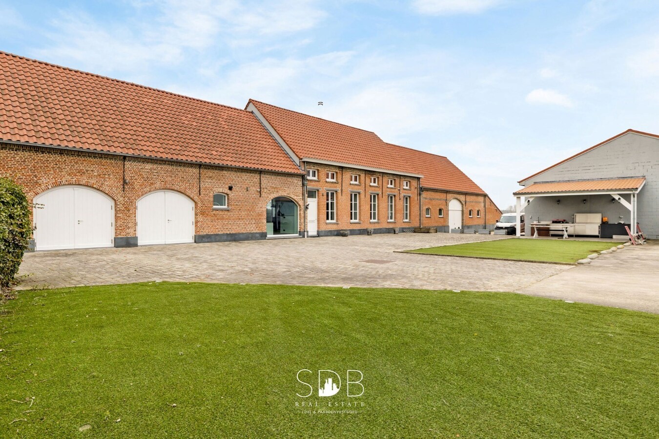 Prachtige villa in hoevestijl met bijgebouwen en akkerlanden/weilanden op 1,45ha 