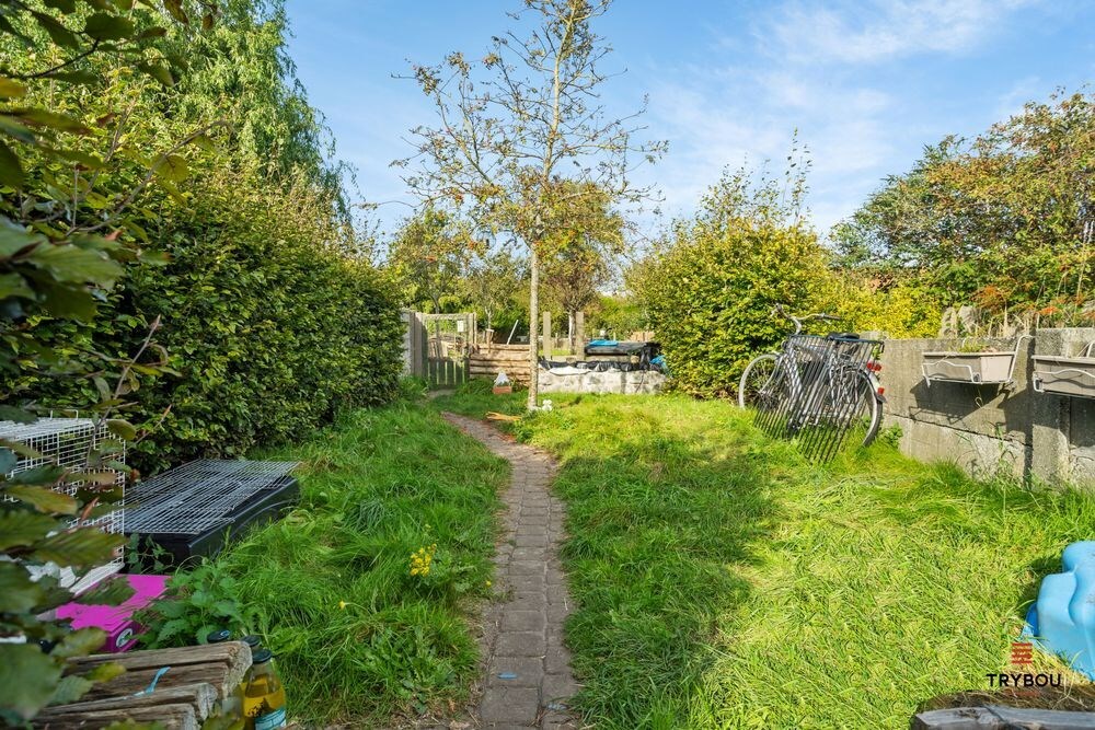 Centraal gelegen starterswoning op ruim perceel van 1658 m² 