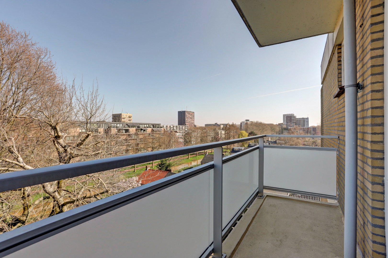 Dit 3 (voorheen 4) kamer appartement is helemaal naar eigen smaak te realiseren met 2 slaapkamers (3e slaapkamer is gemakkelijk te realiseren), 3 balkons, berging in de onderbouw en gelegen op eigen g 