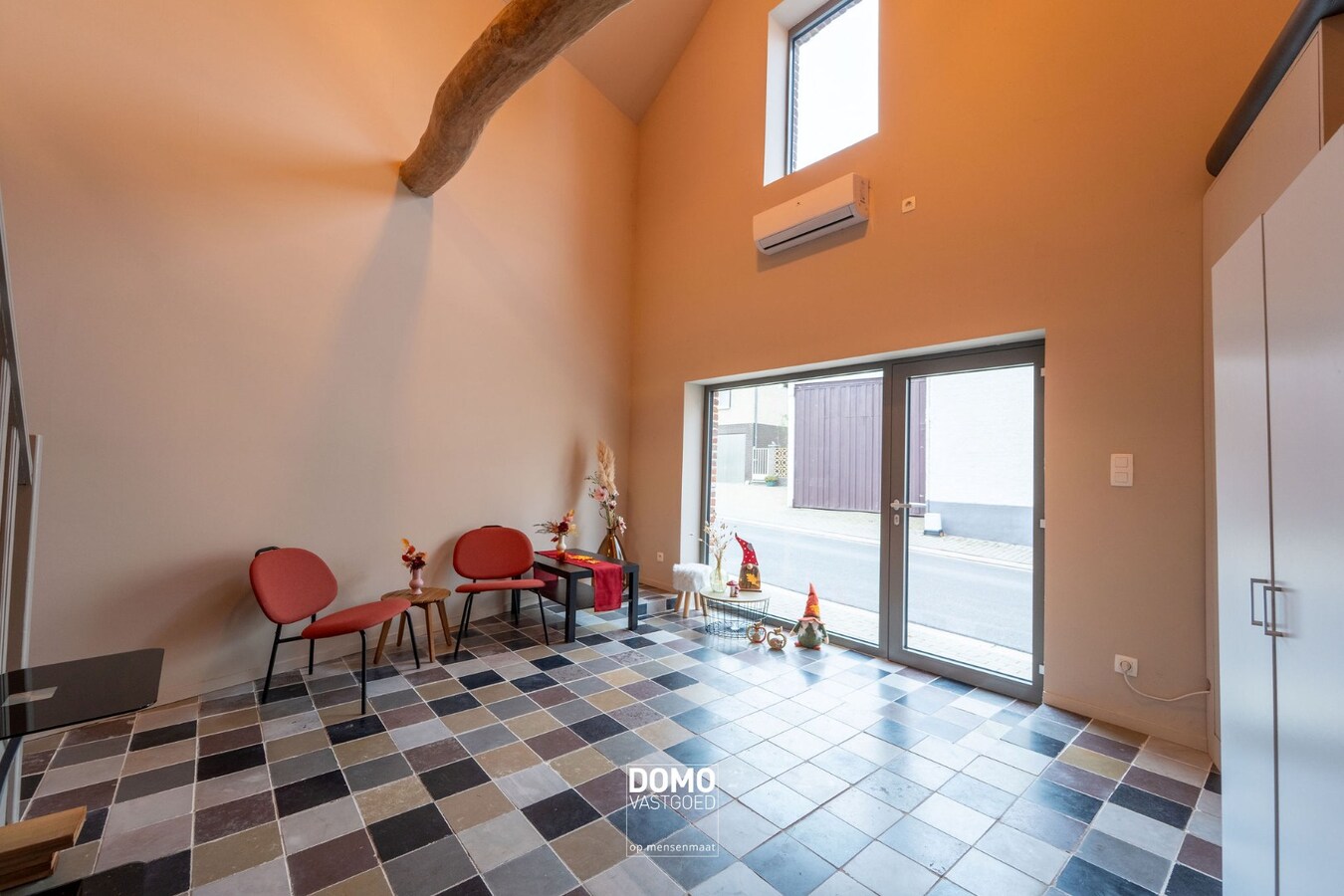 RUIME, INSTAPKLARE EN GERENOVEERDE WONING MET KANTOORGEBOUW INCLUSIEF PARKEERGELEGENHEID, TUIN EN ZWEMBAD TE MIELEN BOVEN AALST (GINGELOM) 