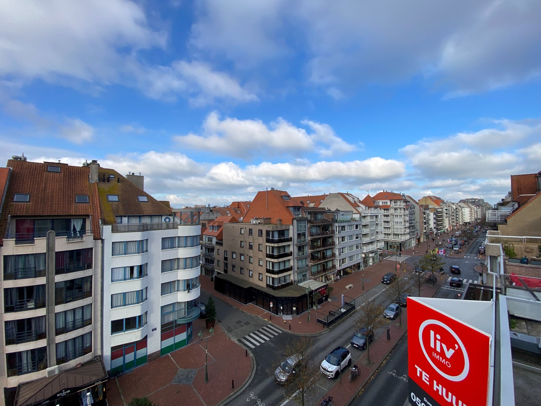 Appartement en duplex avec 3 chambres à coucher complètes et deux grandes terrasses ensoleillées offrant une vue dégagée, situé du côté ensoleillé de l'avenue Lippens. 