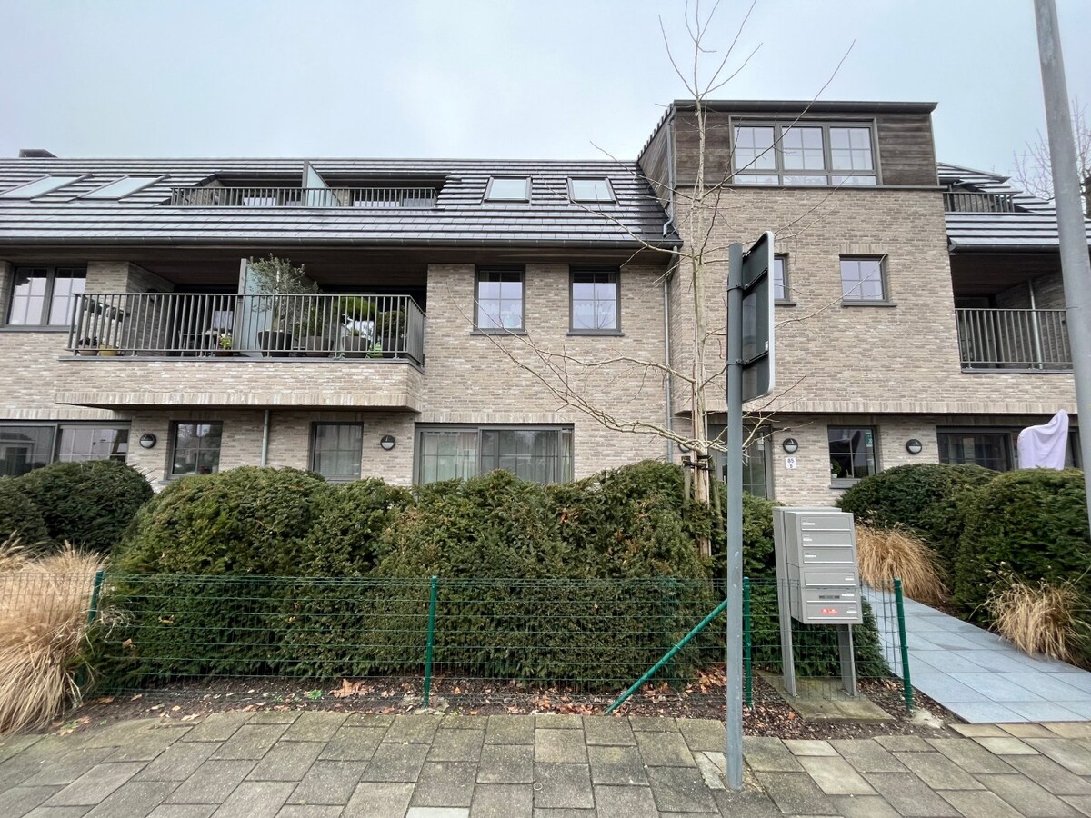 Recent, gelijkvloers 2-slpk-appartement 