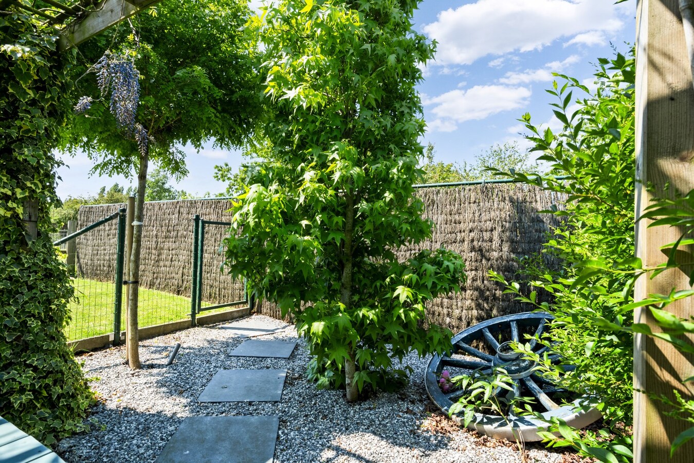 Centraal gelegen woning op uiterst ruim perceel van 1784 m² 