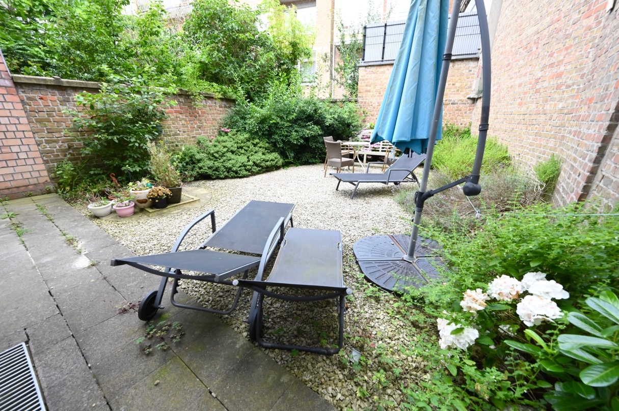 ONGEMEUBELD - Gelijkvloers-appartement met tuin op wandelafstand van de Lippenslaan. 