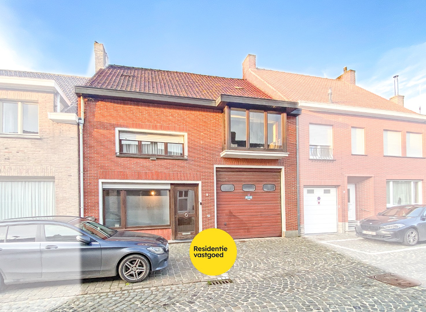 Ruime woning met uitbreidingsmogelijkheden en loods in groot Alveringem. 