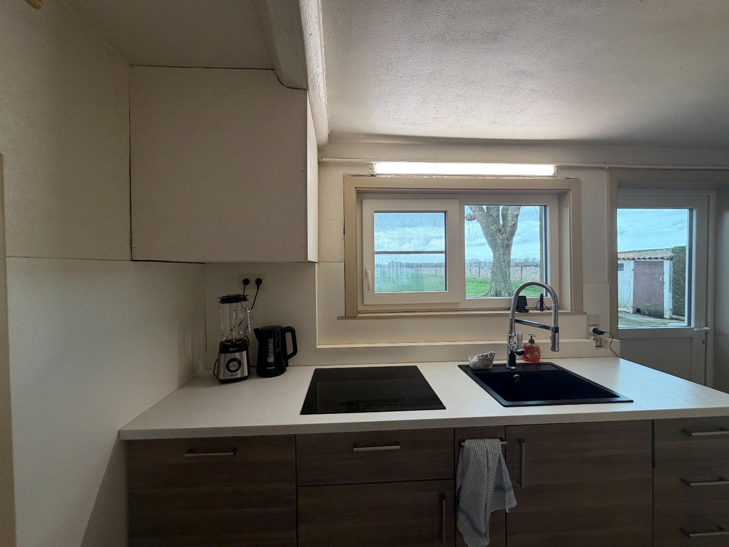 Charmante halfopen woning met garage, 2 slaapkamers en grote tuin 