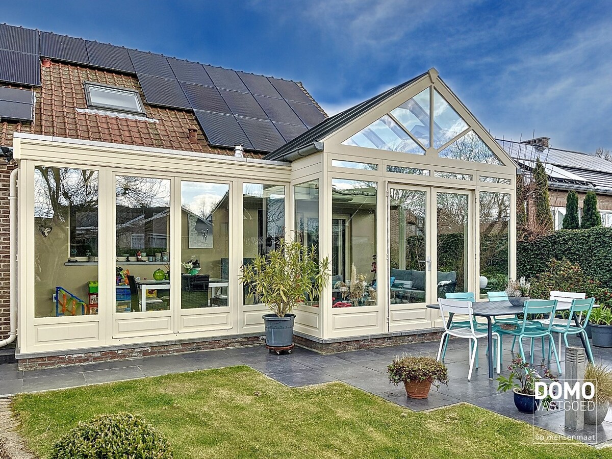 Ruime woning met 4 slaapkamers, groene tuin, terras en inpandige garage 