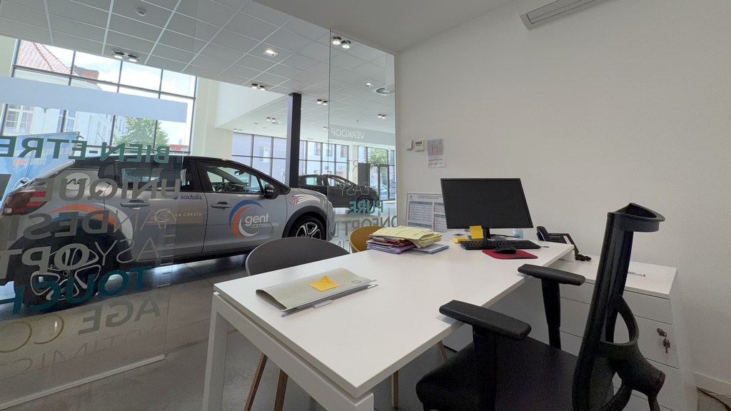 Showroom met magazijn te huur aan het Handelsdok in Gent