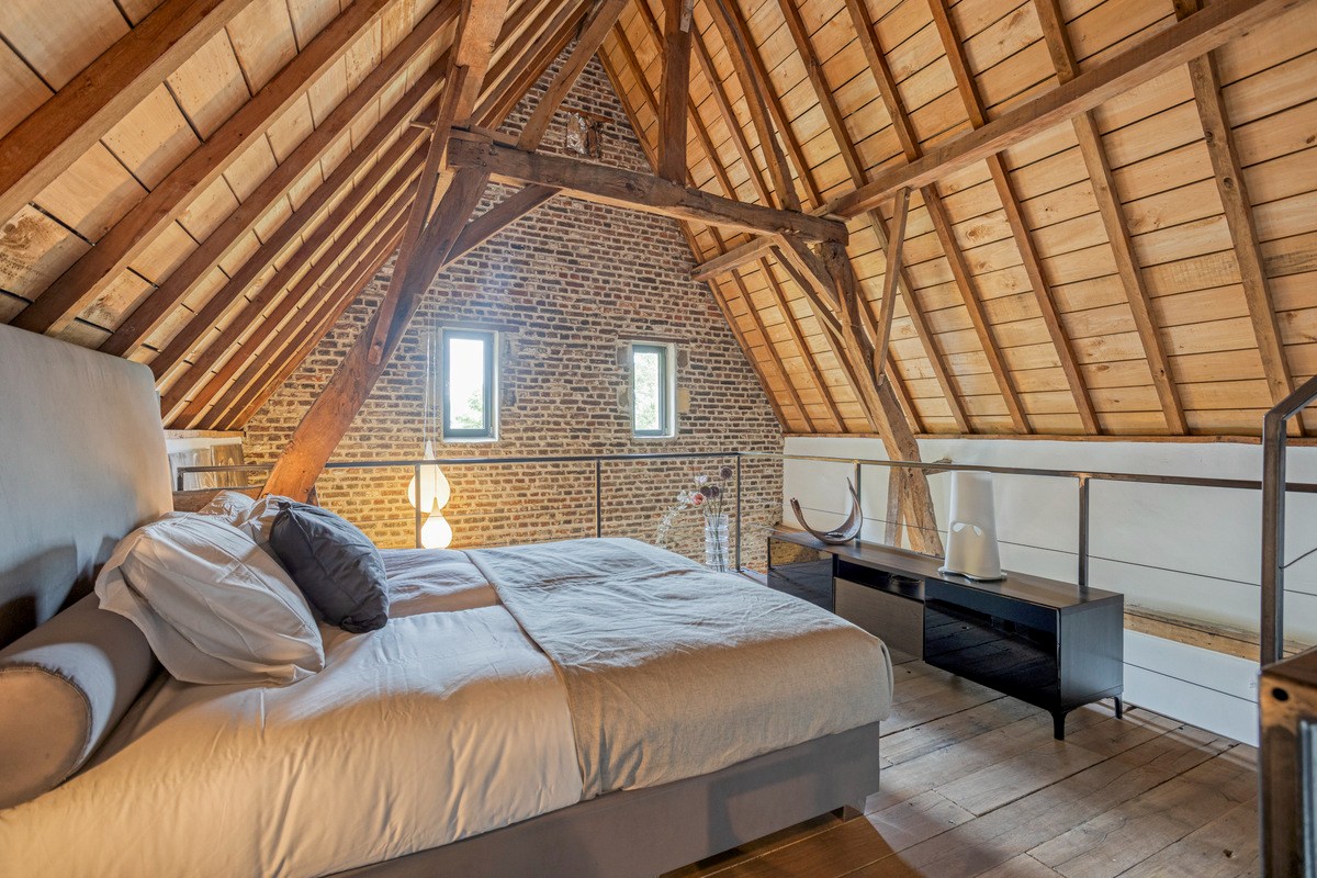 Eén van de slaapkamers, zwevend boven de woonkamer