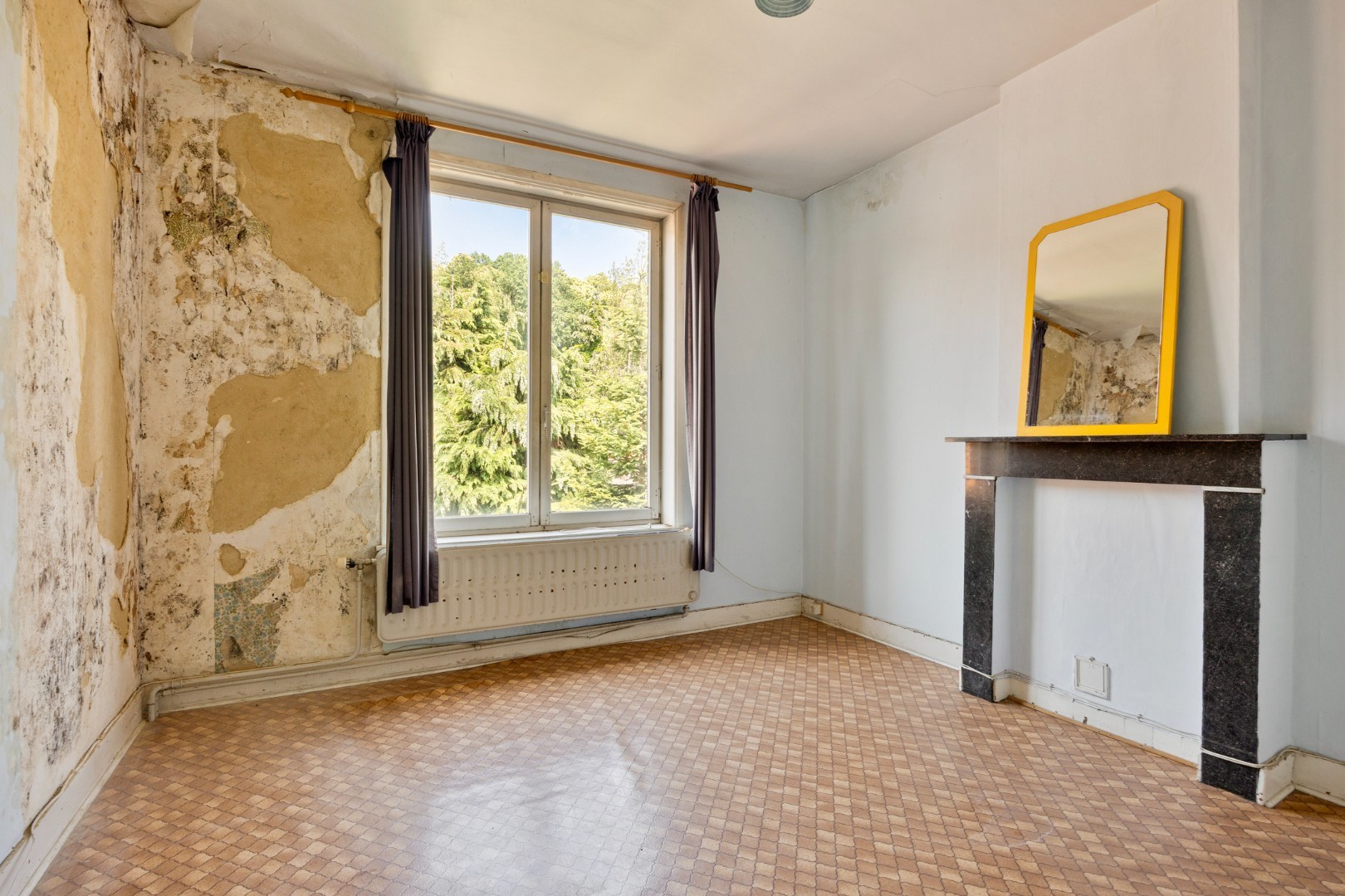Ruime te renoveren woning met 3 slaapkamers in Lubbeek met doorgang langs het perceel van de buren. EPC: 736 KWH/m² 