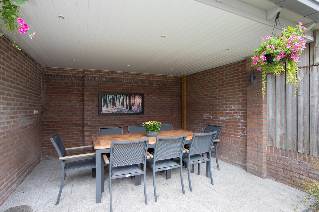 Royale gemoderniseerde gezinswoning met grote woonkamer, open keuken en vijf slaapkamers in hartje Middelbeers 