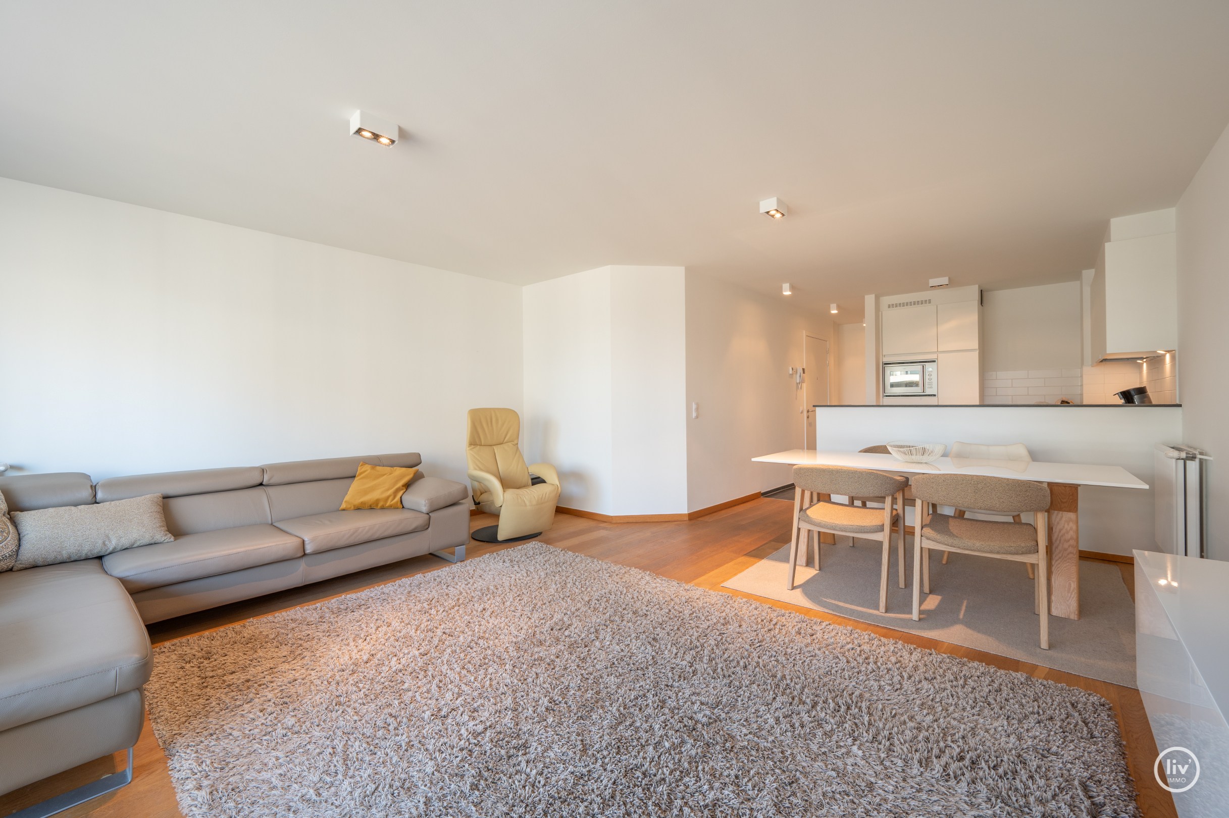 Récent appartement met mooie gevelbreedte centraal gelegen op de Lippenslaan te Knokke. 