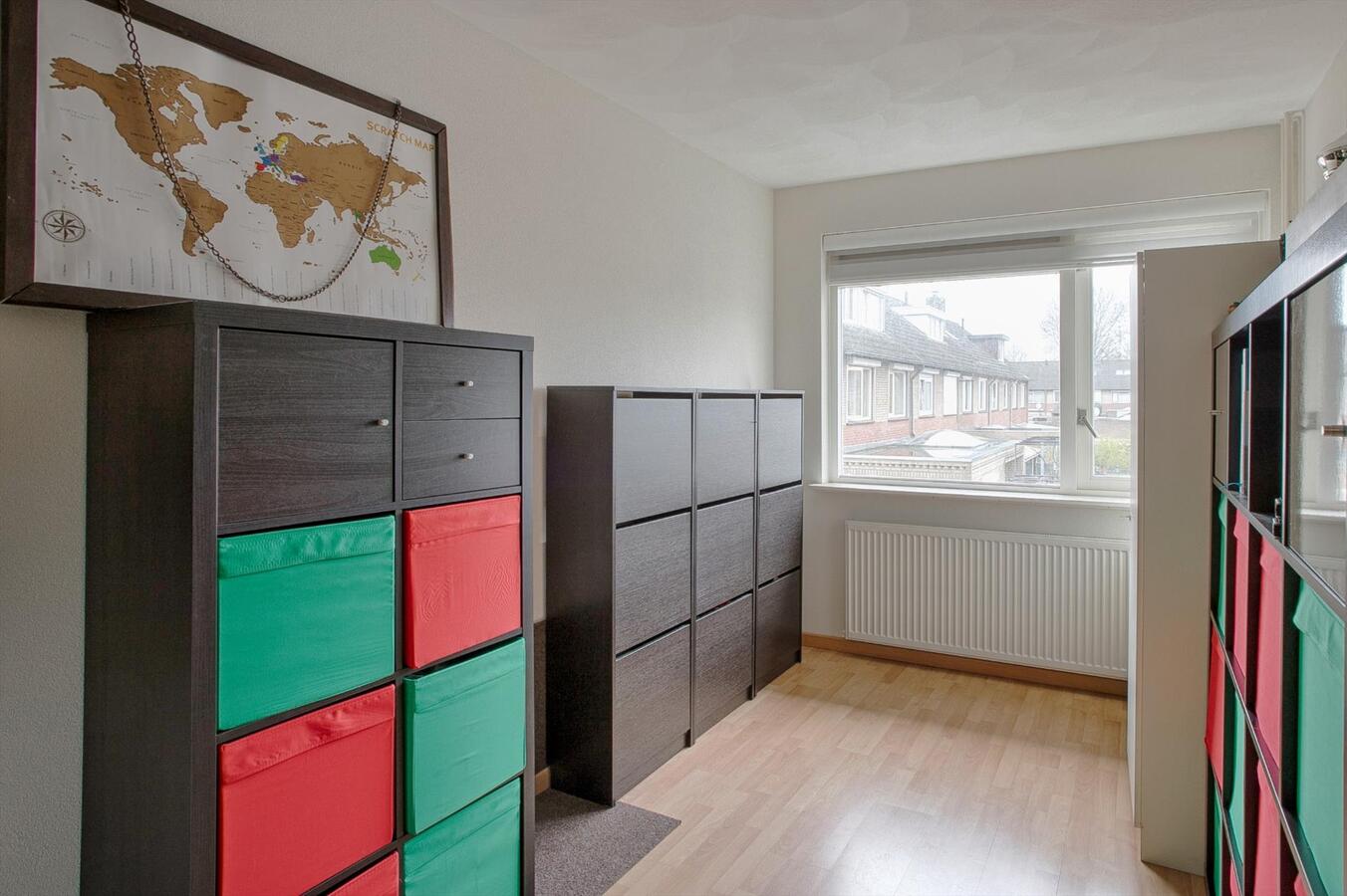 Halfvrijstaande woning met berging en vrije achterom gelegen in een rustige wijk in Bladel. 