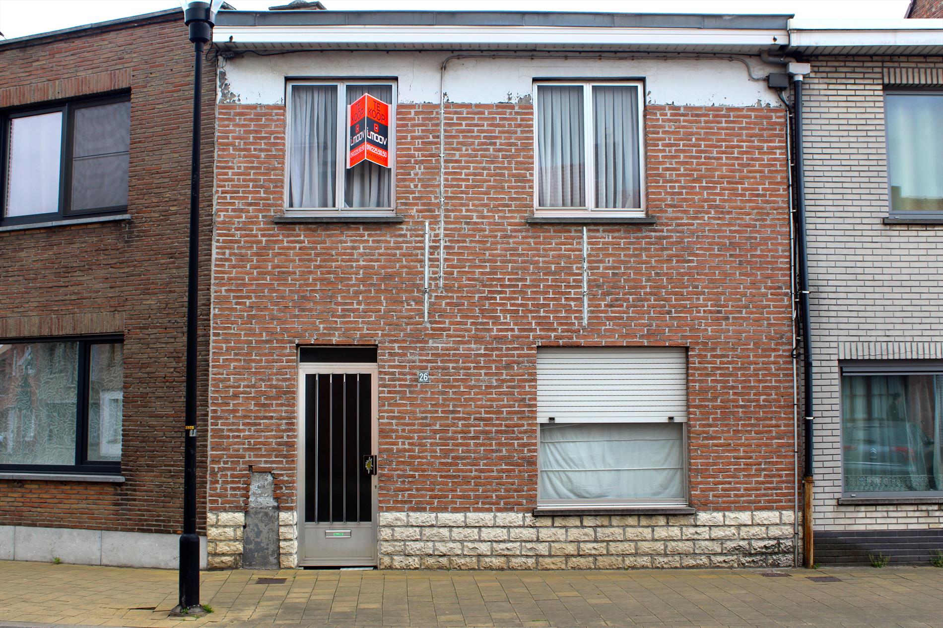 Te renoveren rijwoning met zonnige tuin 