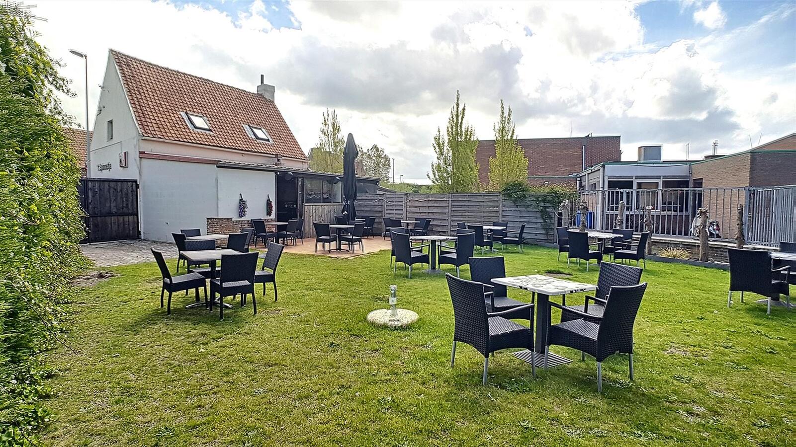 Handelshuis (momenteel café) op mooi perceel - Zeebrugge 