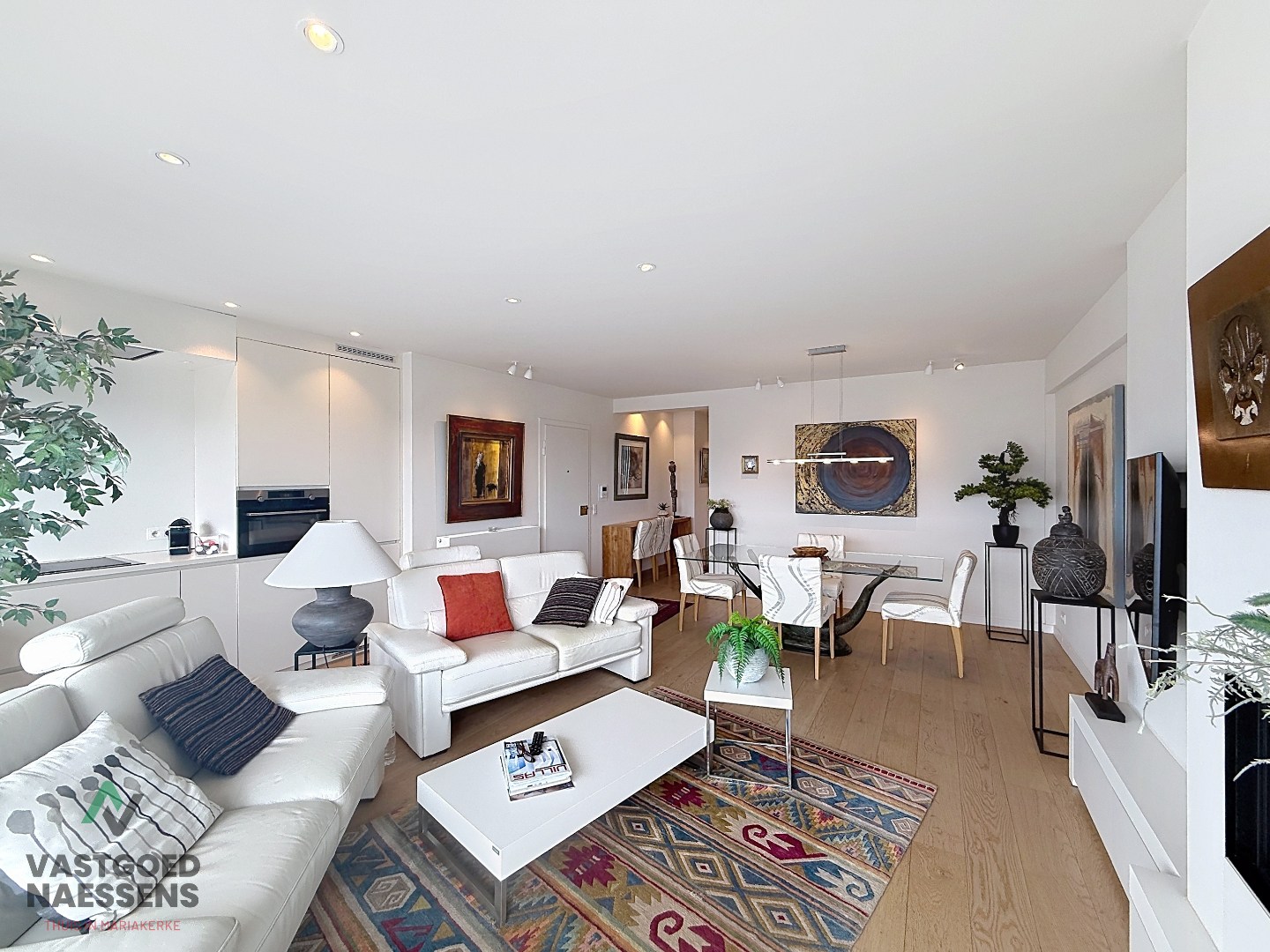 Magnifique appartement rénové de 2 chambres avec terrasse et vue sur le port. 