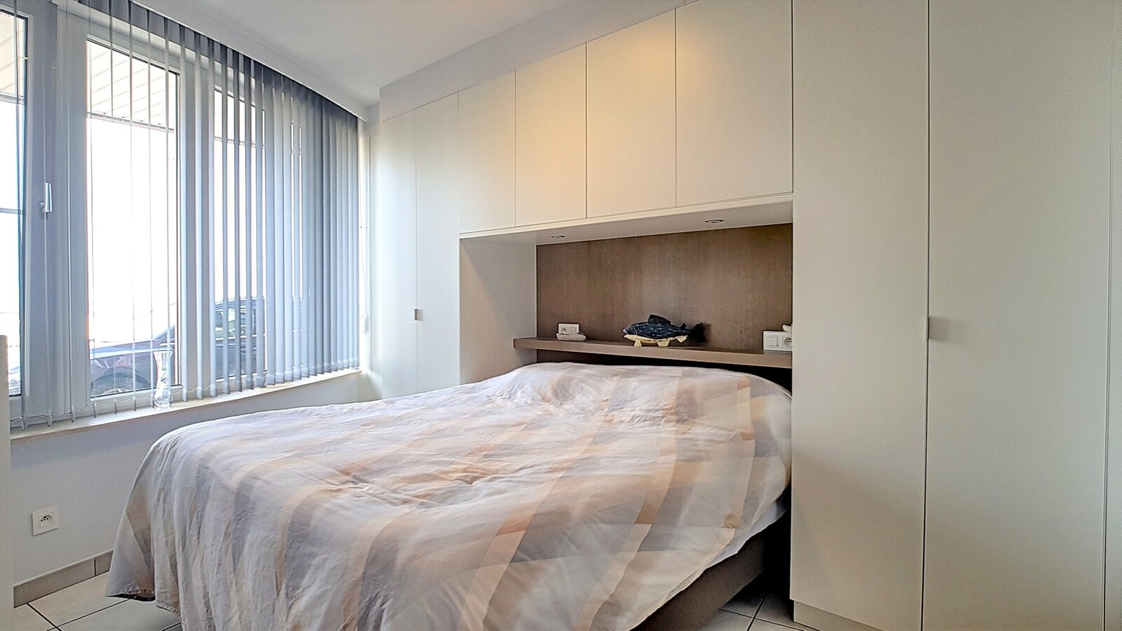 Ruim gelijkvloers appartement aan de zeedijk met open zicht. 