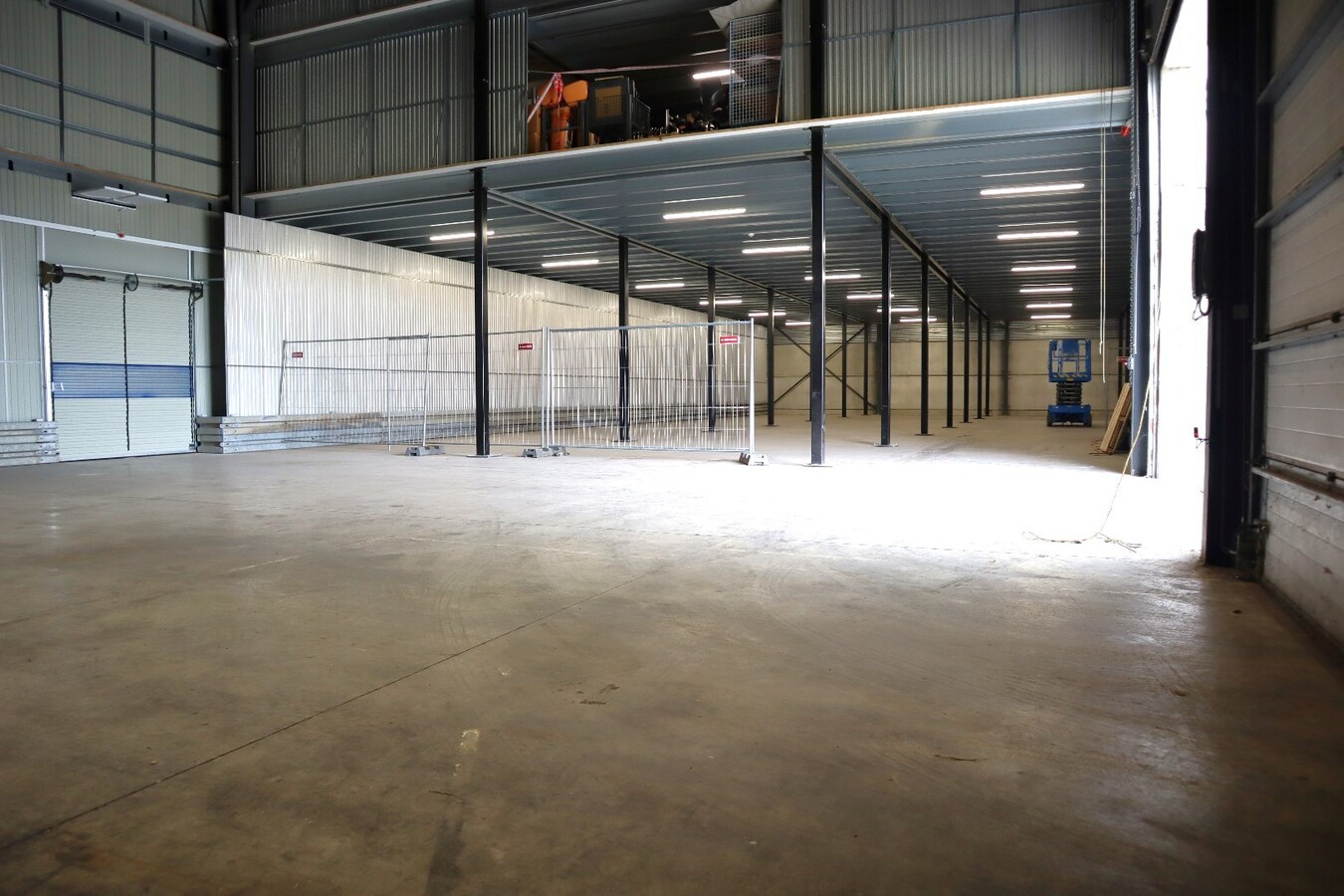 Kantoorruimte 120m² + loods/hangaar/magazijn 775 m² te Boutersem 