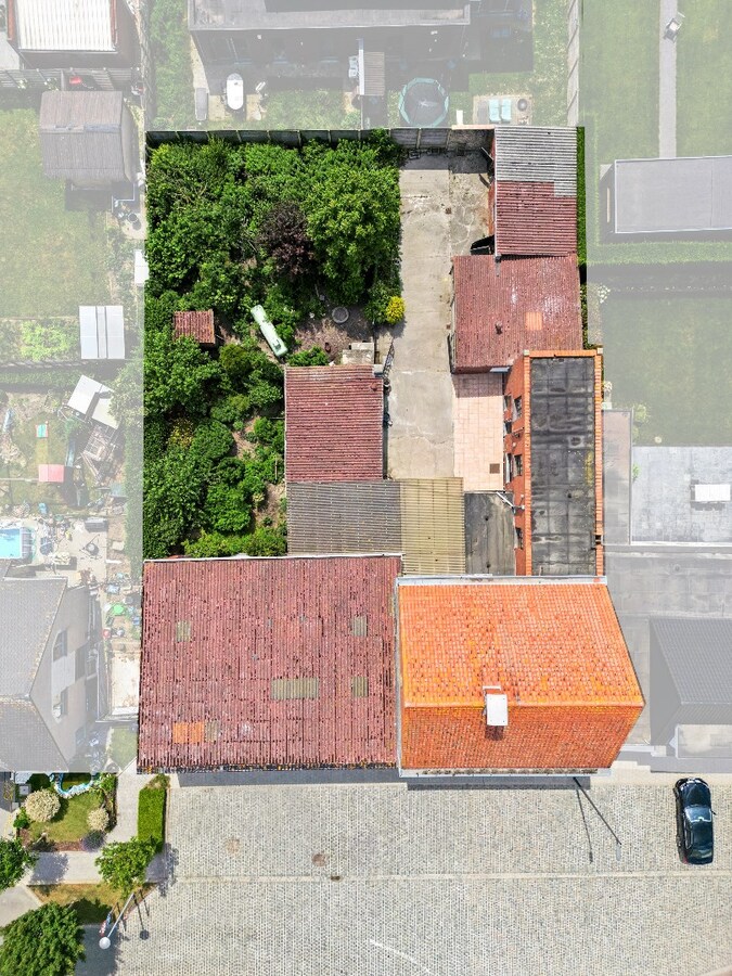 Ruime woning met loods op 882 m² 