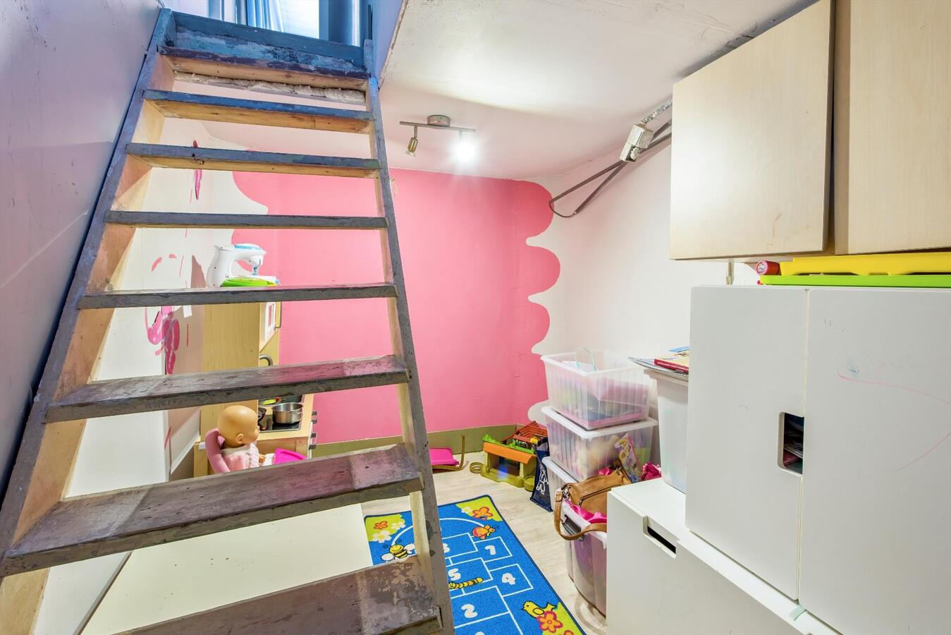 Volledig instapklare woning met 3 slaapkamers en mooie tuin in het hartje van Jonkershove. 
