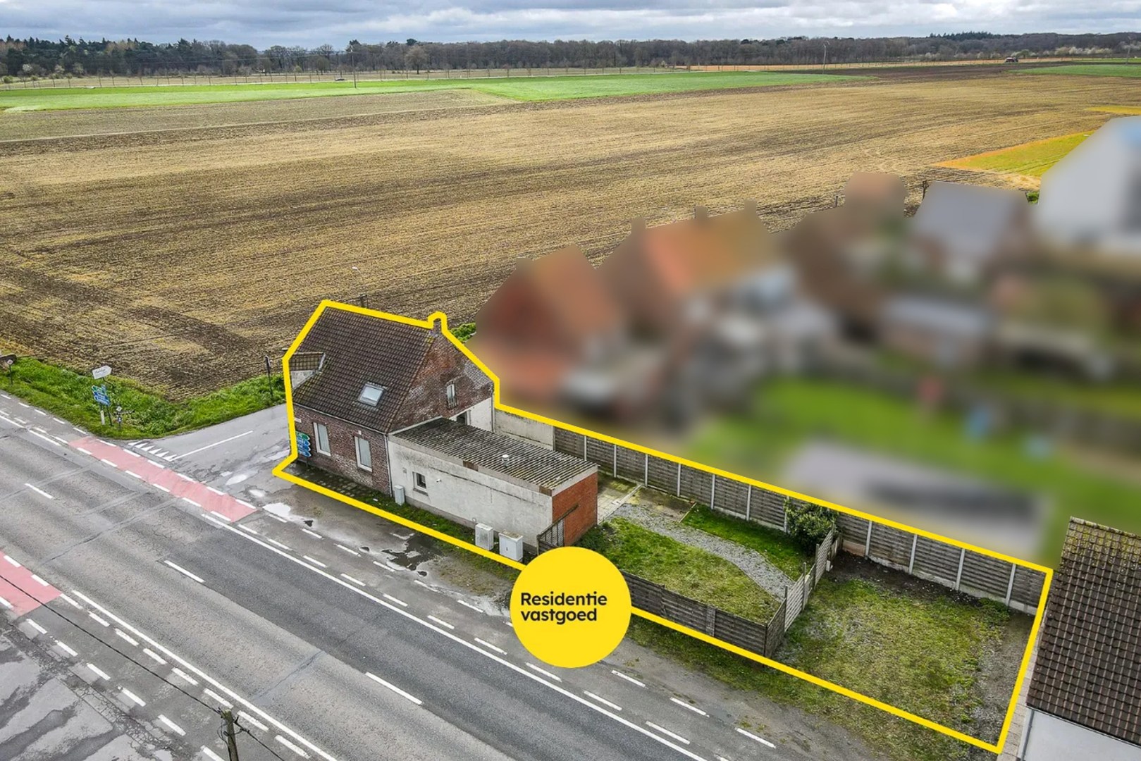 Te renoveren hoekwoning met 3 slaapkamers, tuin en centrale ligging in Ichtegem 