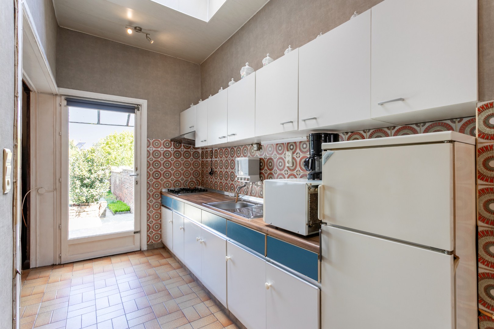 Te renoveren, karaktervolle woning met tal van mogelijkheden en tuin 