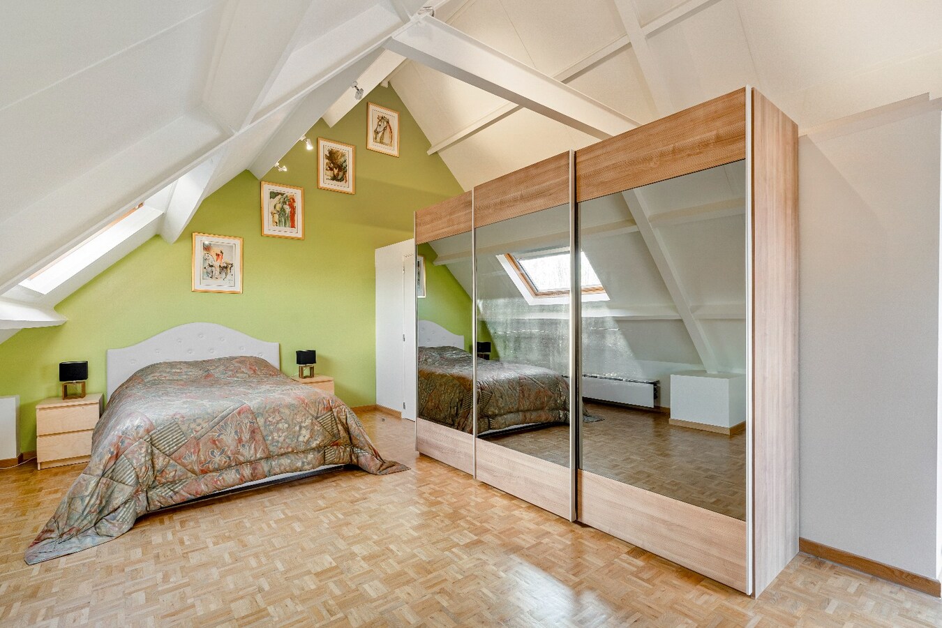 Duurzame, veelzijdige woning met karakter, energiezuinig comfort én prachtige tuin, op toplocatie. 