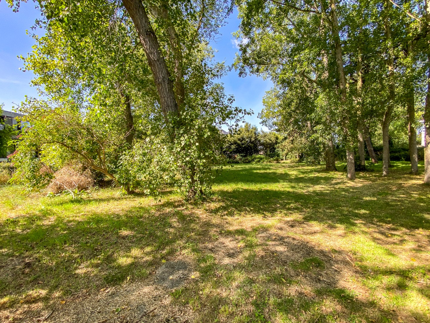 Ruim perceel van 1138 m² in residentiële wijk bestemd voor open bebouwing te Koksijde. 