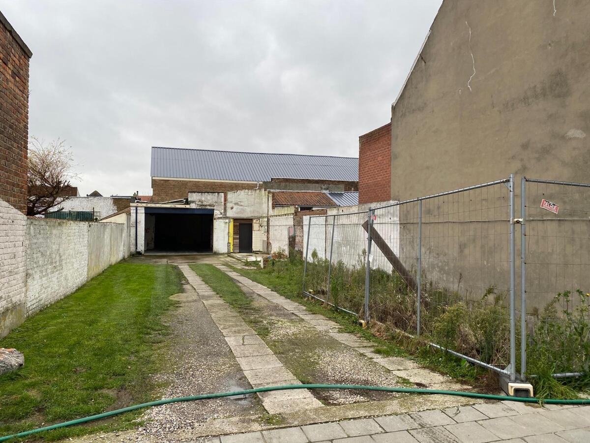 Loods met bouwgrond te Bredene 