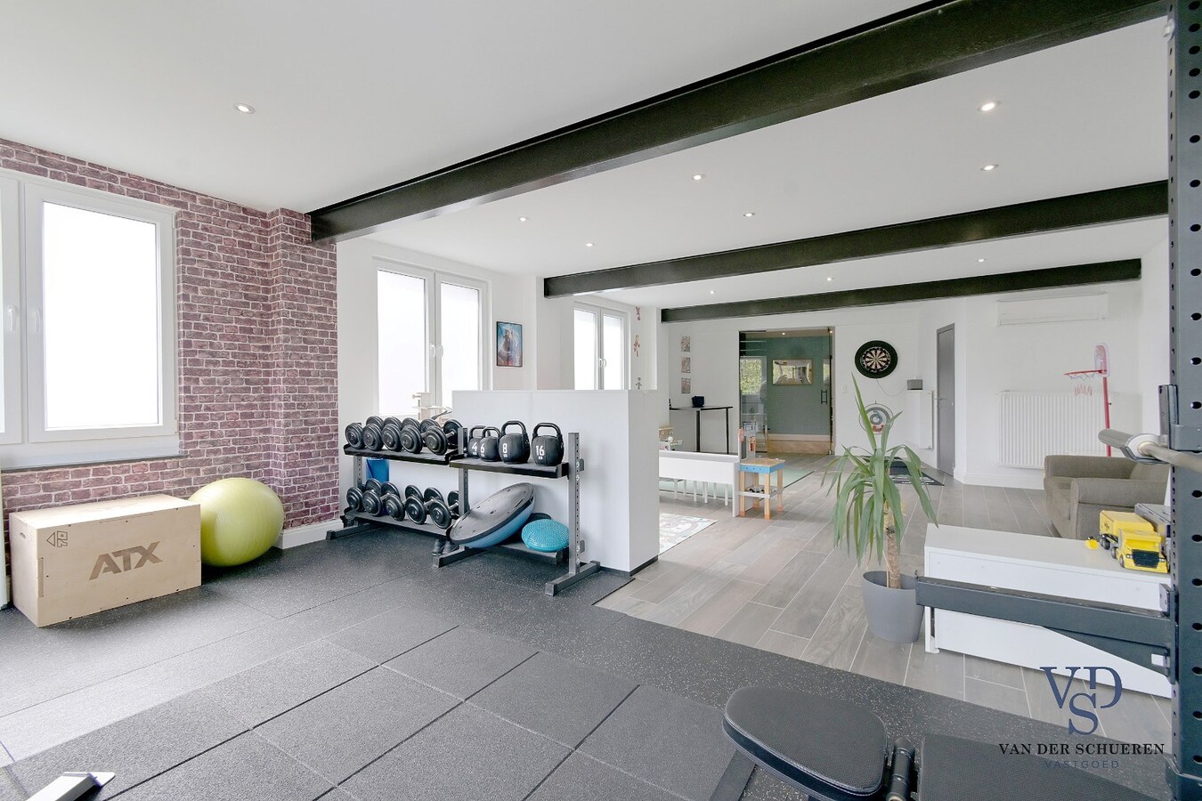 Exceptioneel ruime woning - instapklaar. 