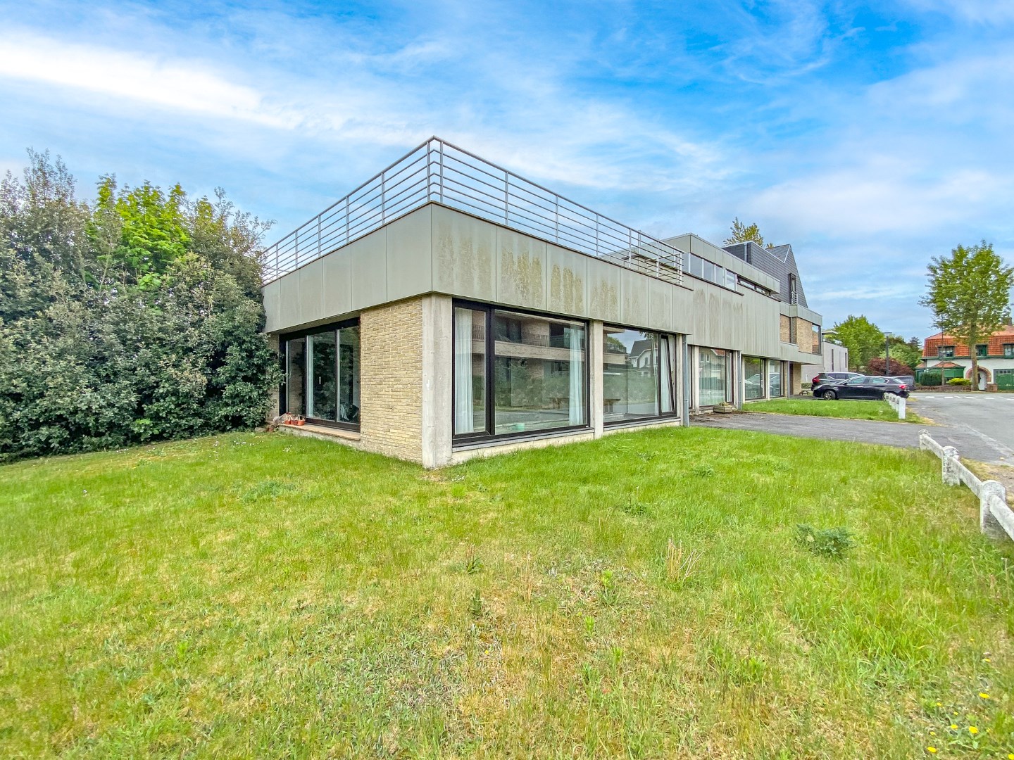 Goed gelegen polyvalent eigendom te Oostduinkerke op 749m². 