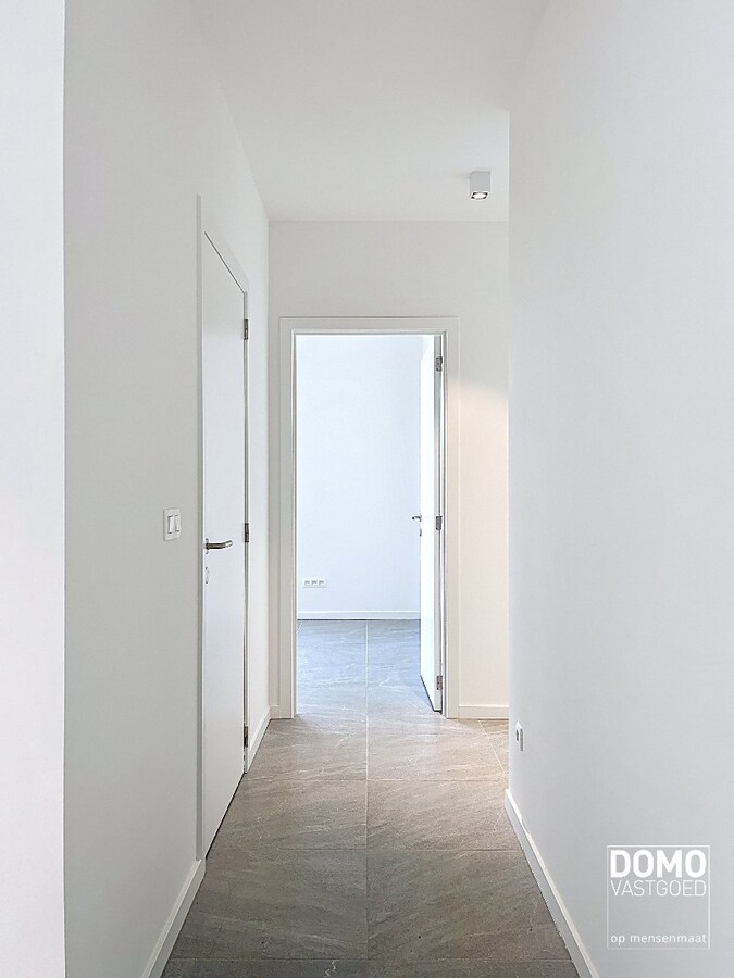 PRACHTIG APPARTEMENT MET ZONNIG TERRAS, 2 SLAAPKAMERS EN GARAGEBOX TE HUUR IN HET CENTRUM VAN HASSELT 