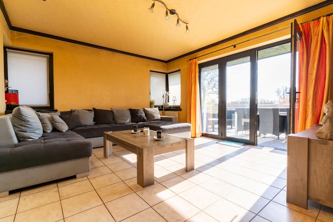 3 façades érigée sur 875m² avec terrain à bâtir, parking privé, double garage. 