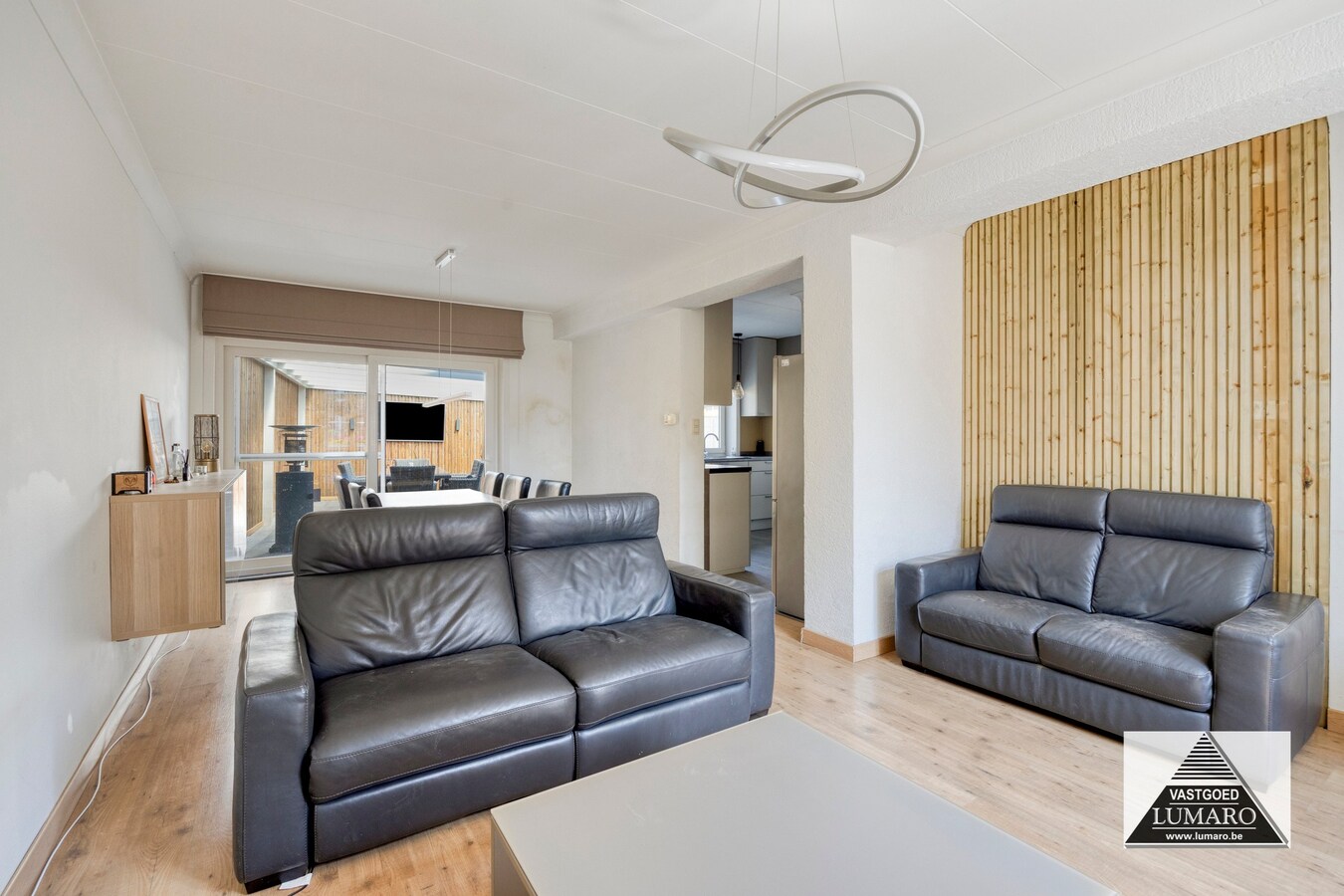 Charmant Leut : eigendom opgedeeld in 2 appartementen. Veranda,  2 garages. 