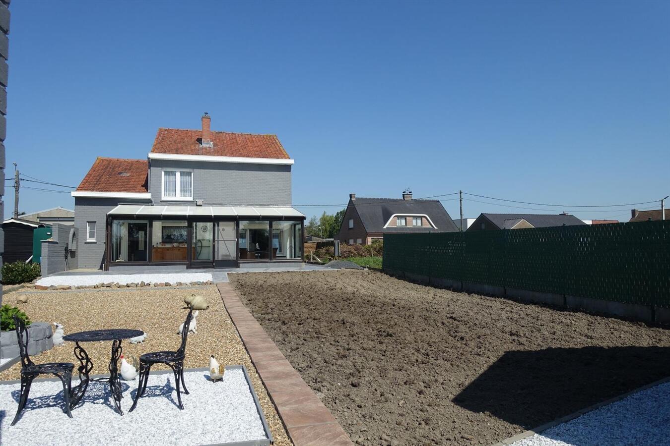 Volledig afgewerkte halfopen woning op zonnig perceel van 525 m² 