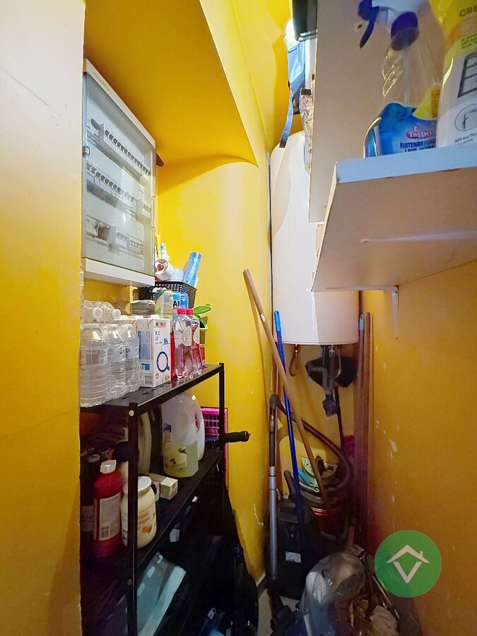 Volledig gerenoveerd handelspand met woonst en garage te Koekelare 