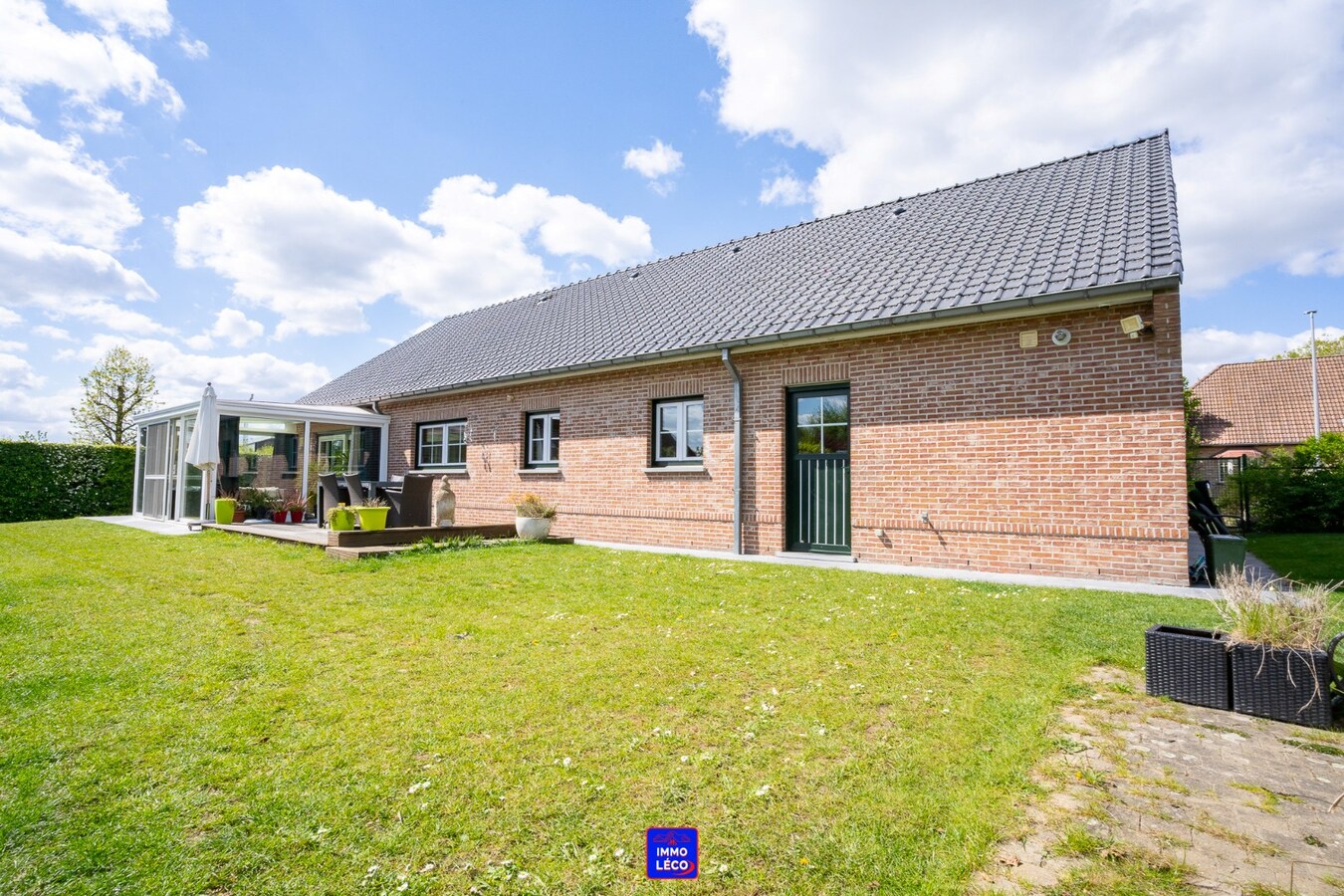 Plain-Pied érigé sur 808m², clos résidentiel prisé, garage et carport, COUP DE COEUR ! 