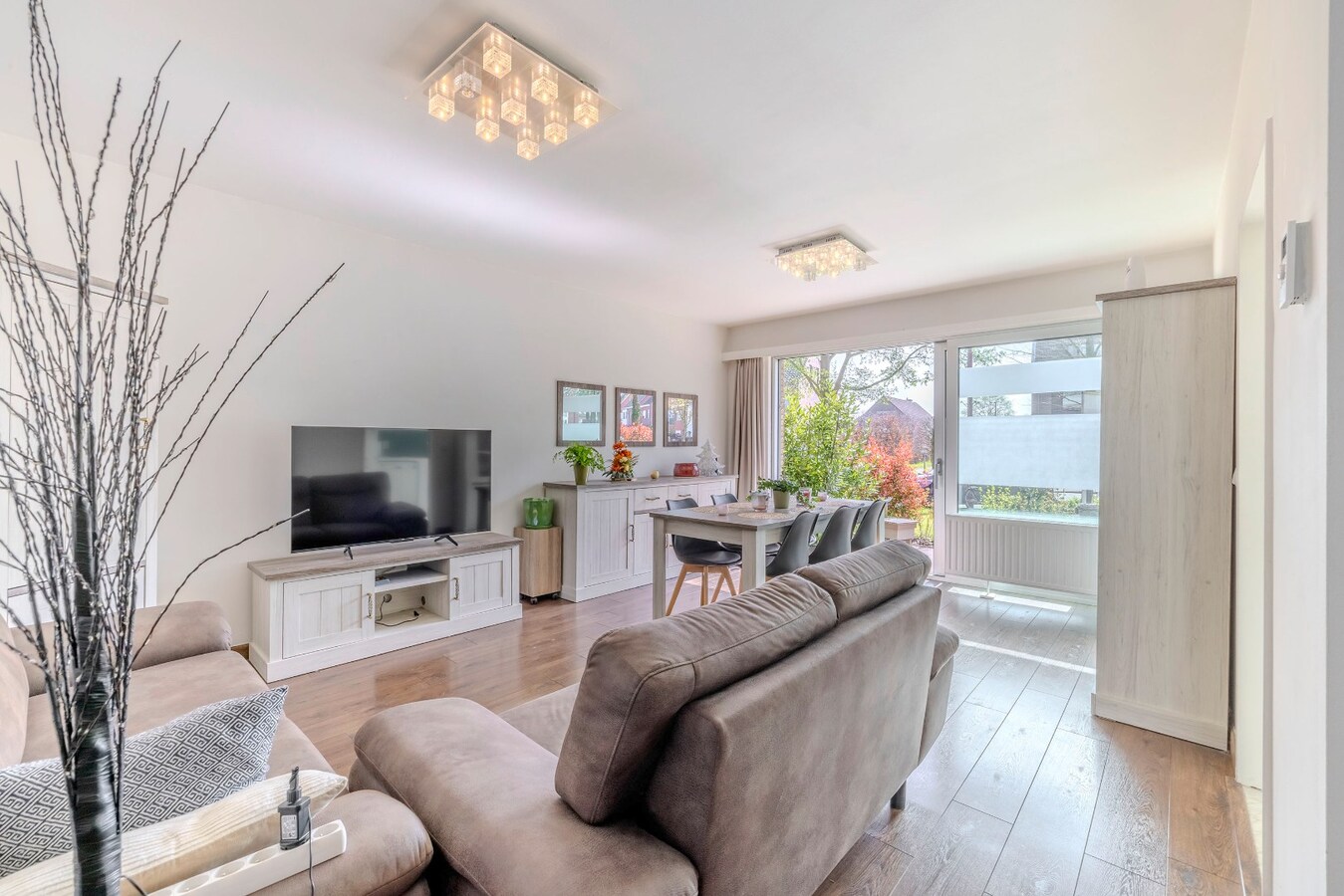 Instapklaar gelijkvloers met 2 slpks en garagebox 